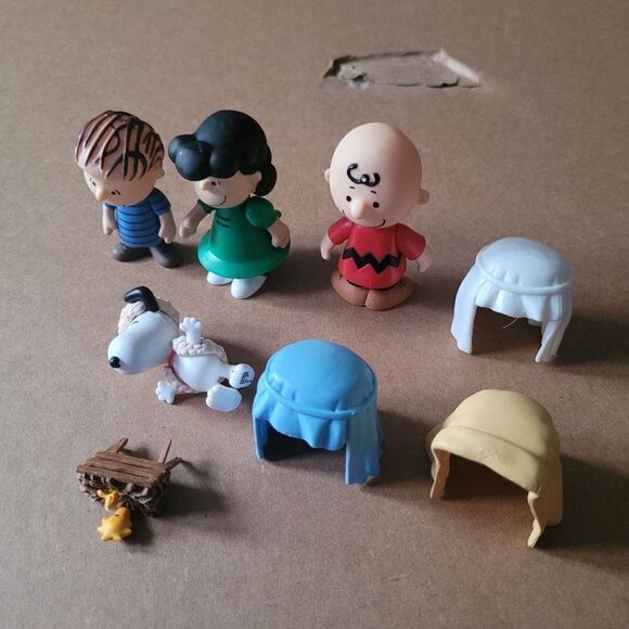 Charlie's Brown little figures